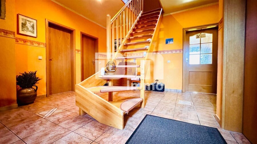 Modernisiertes Ein- bis Zweifamilienhaus mit Anbau BJ 1992 + 2. Baugrundstück - OG Anbau G2 Flur / Diele / Treppenaufgang